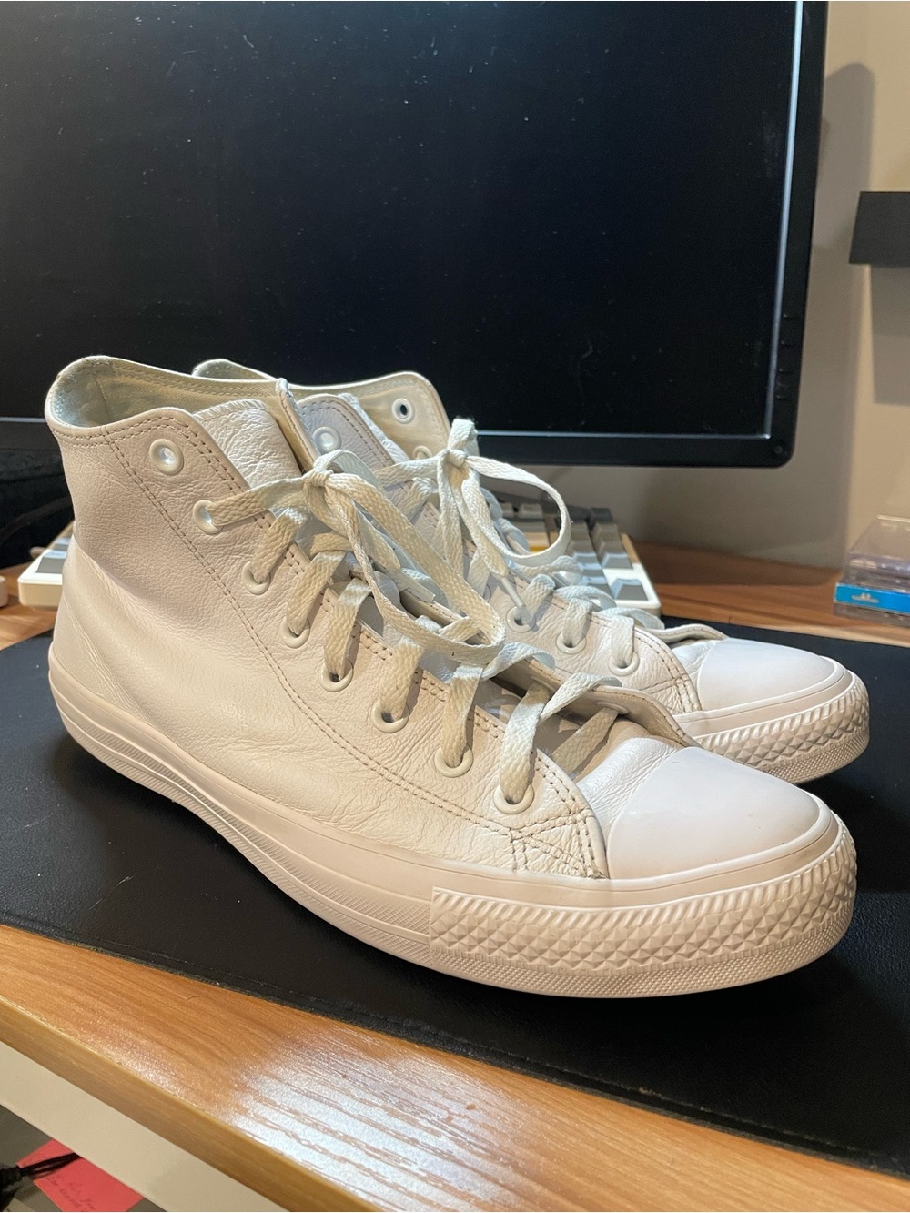 Very good used condition Leather Converse Hi-Top Sneakers